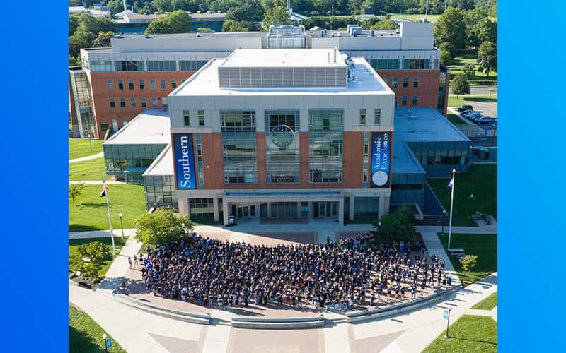 Southern’s newest Owls — the Class of 2030 — gather for their first class photo in front of Buley Library