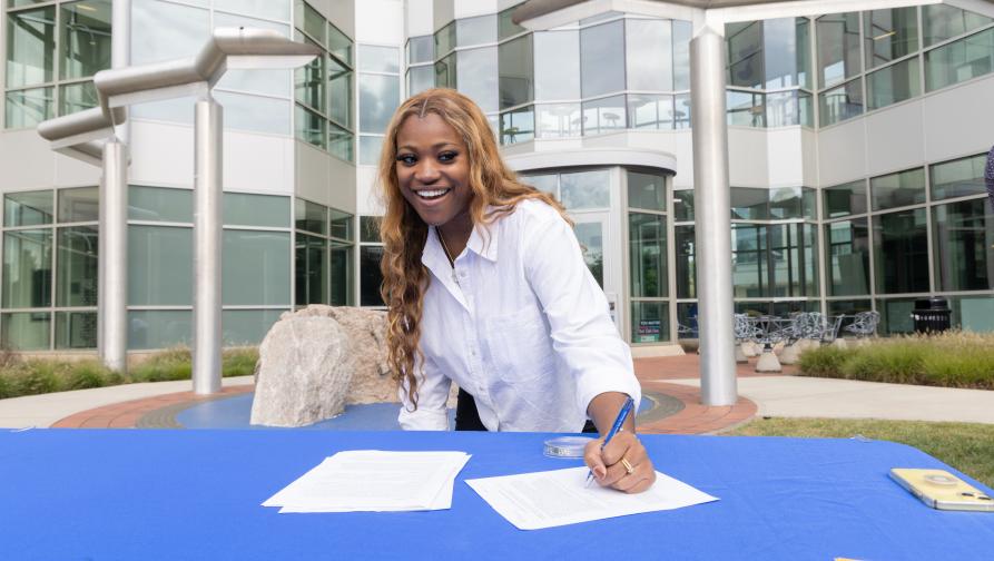 Noyce Signing 7